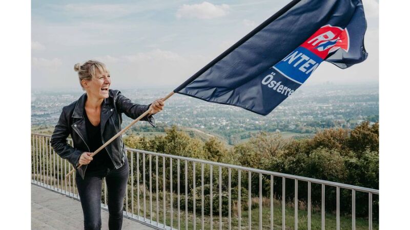 Niki Fuchs hält die Rock-Fahne hoch übernimmt das Station-Management von ROCK ANTENNE Österreich in Wien zum 1. Oktober
