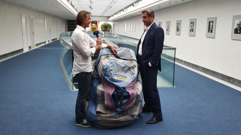 Rucksack-Gipfel nach G7: Souvenir-Kunde für Ministerpräsident Markus Söder