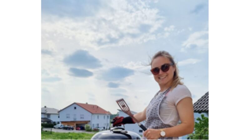 Die glückliche Gewinnerin aus Lauterbach in Oberbayern in voller Freude auf den neuen Grill: Monika Demharter 