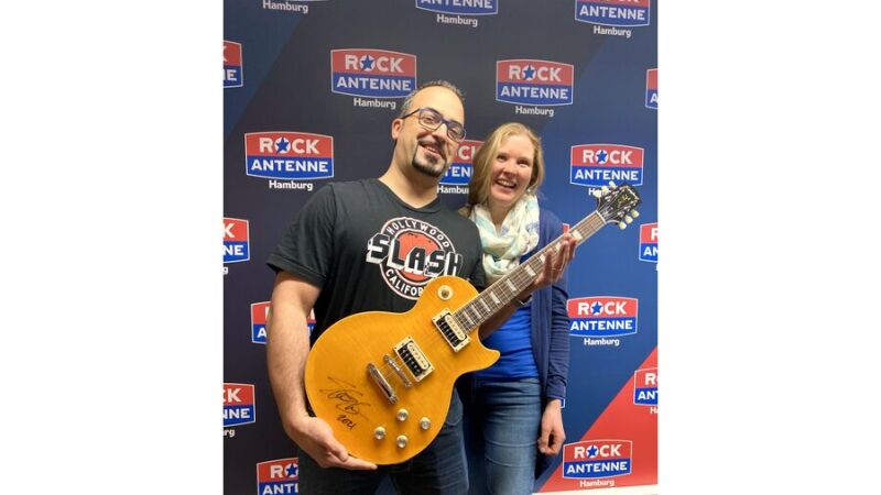Wiebke und Arne aus Bargteheide in Schleswig-Holstein freuen sich über die handsignierte Gitarre von Slash