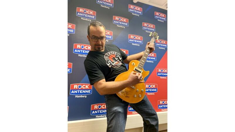 Arne mit der handsignierten Gitarre von Slash 
