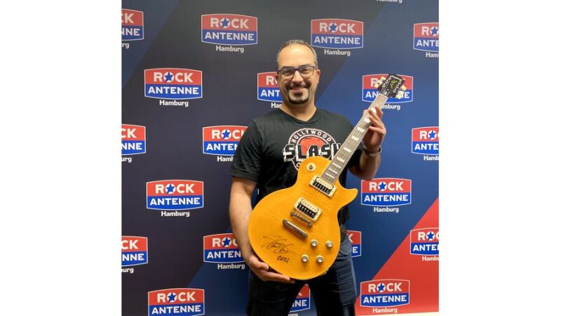 Arne mit der handsignierten Gitarre von Slash 