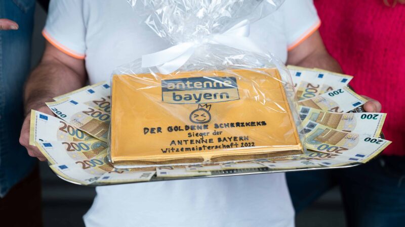 ABY Witzemeisterschaft 2022 Gewinner Lucky mit goldenem Scherzkeks