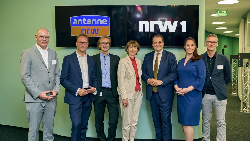 Harald Gehrung, LfM-Direktor Dr. Tobias Schmid, Thomas Schwahlen, Oberbürgermeisterin Henriette Reker, NRW-Medienminister Nathanael Liminski, Julia Schutz und Felix Kovac