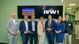 Harald Gehrung, LfM-Direktor Dr. Tobias Schmid, Thomas Schwahlen, Oberbürgermeisterin Henriette Reker, NRW-Medienminister Nathanael Liminski, Julia Schutz und Felix Kovac