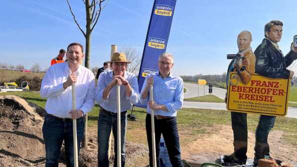 Landrat Werner Bumeder (von links), Radiomoderator Wolfgang Leikermoser und Bürgermeister Dr. Franz Gassner nach der gelungenen Baumpflanzaktion.