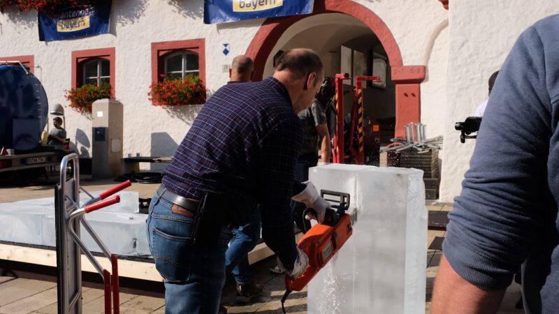 ANTENNE BAYERN Der größte Maßkrug der Welt aus Eis mit Eisdesigner Klaus Grunenberg