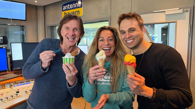 ANTENNE BAYERN_Veröffentlichen jedes Jahr den Eiskugel-Index für Bayern: ANTENNE BAYERN-Moderator Wolfgang Leikermoser, Indra und Basti