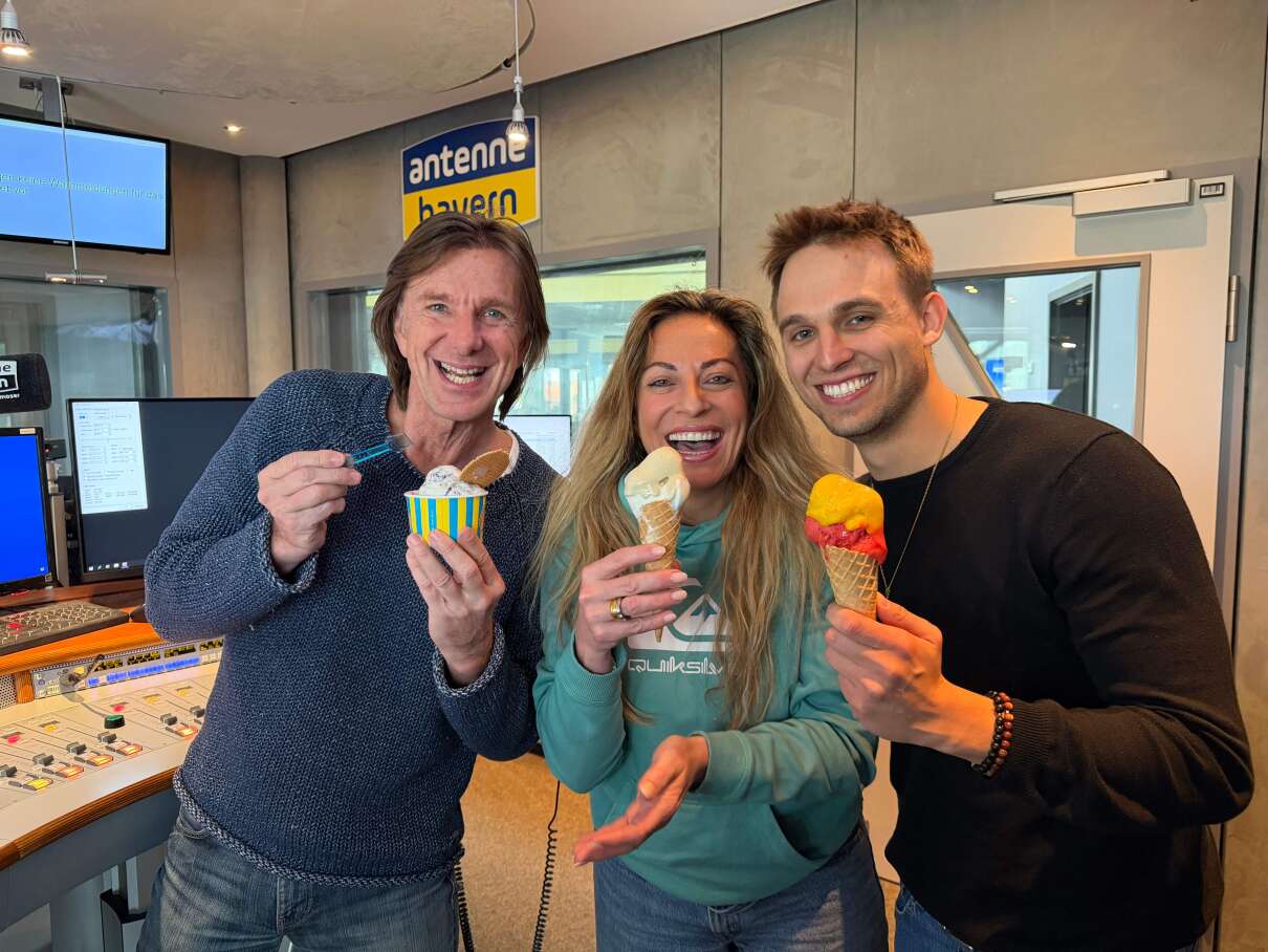 ANTENNE BAYERN_Veröffentlichen jedes Jahr den Eiskugel-Index für Bayern: ANTENNE BAYERN-Moderator Wolfgang Leikermoser, Indra und Basti