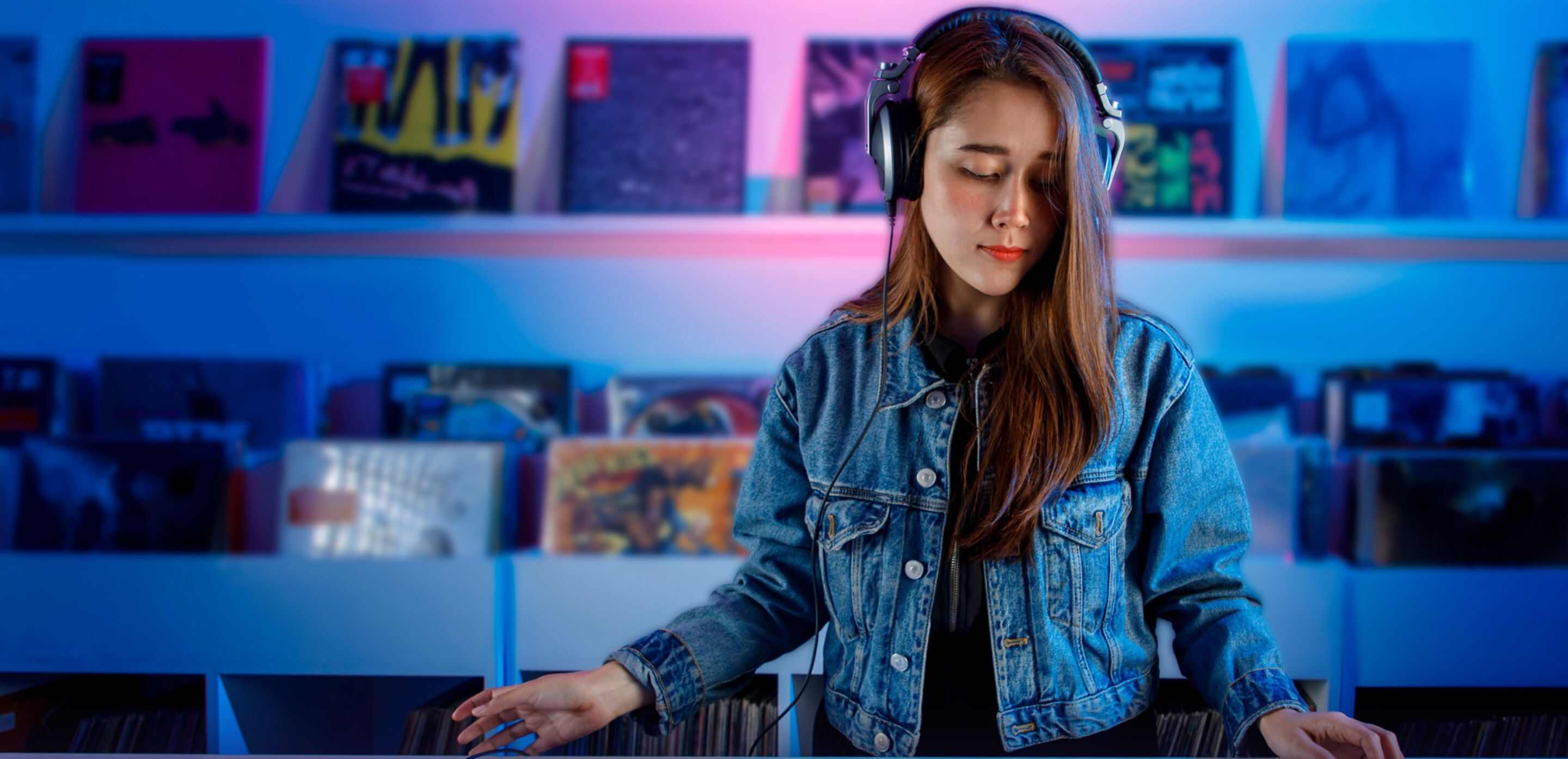 DJane mischt Musik in einem Plattenladen