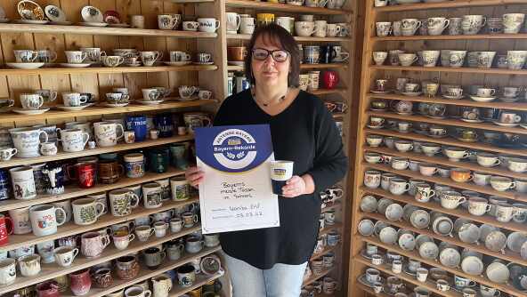 Monika Ertl aus Bernried in Niederbayern hat mit über 1.200 Exemplaren die größte Tassen-Sammlung im Schrank
