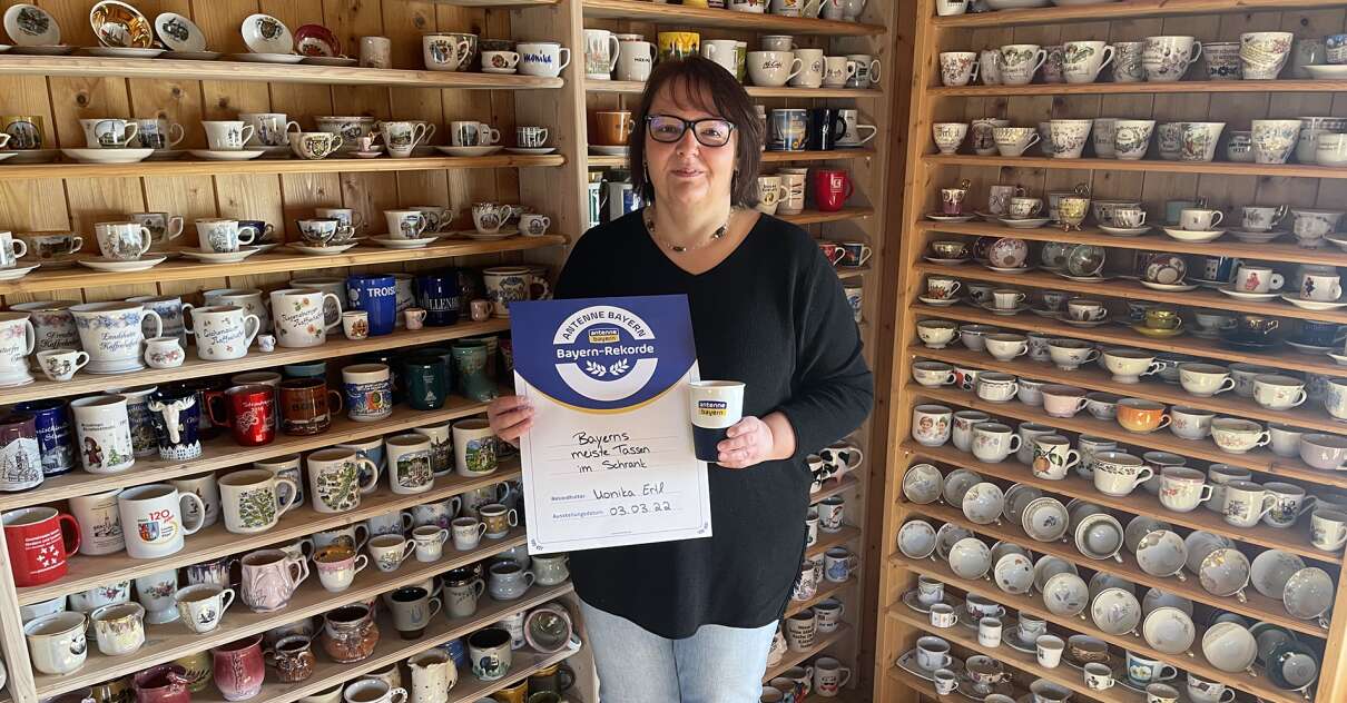 Monika Ertl aus Bernried in Niederbayern hat mit über 1.200 Exemplaren die größte Tassen-Sammlung im Schrank