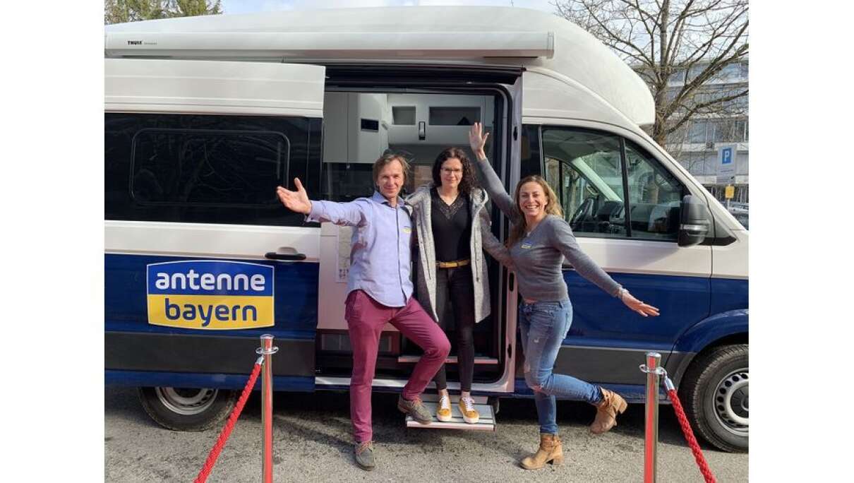 Pfakofenerin macht während der Arbeit ANTENNE BAYERN Bulli XXL klar ANTENNE BAYERN GROUP