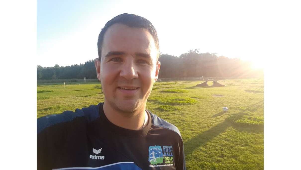 ANTENNE BAYERN zahlt Trikots von Deutschem Fußballgolf Meister aus