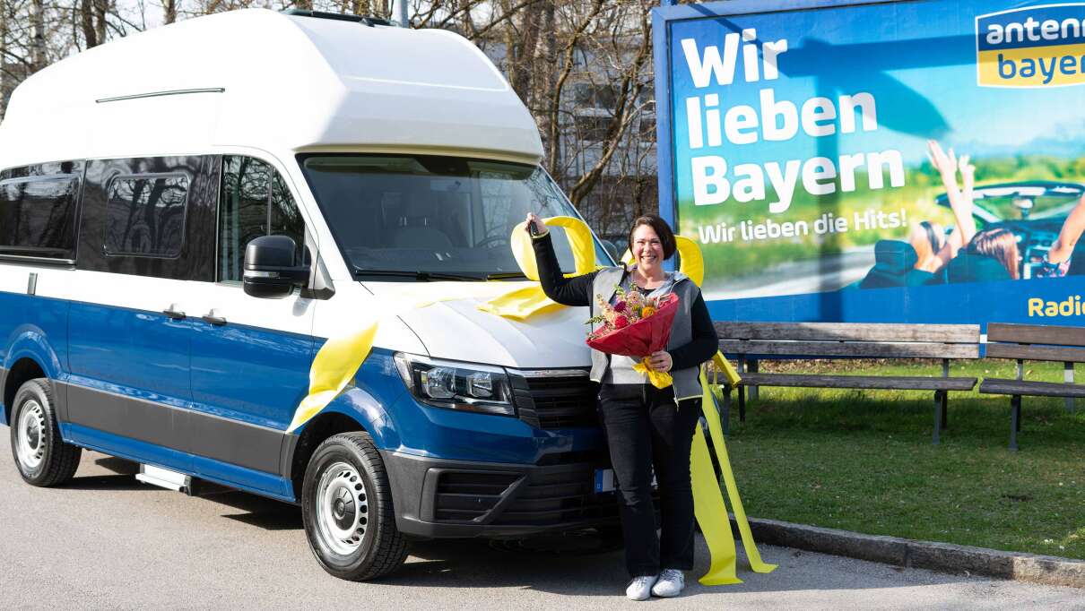 ANTENNE BAYERN zahlt deine Rechnung Oberbayerin freut sich über Team